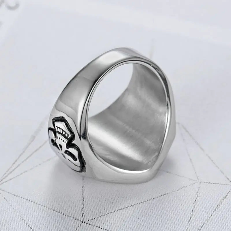 1%ER Ring with skulls on the side